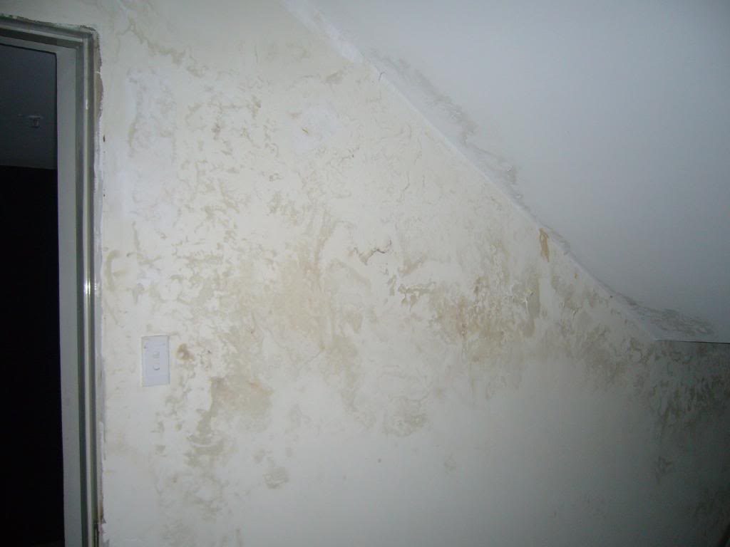 Các vết loang do thấm nước xuất hiện trên tường nhà